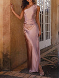 Robe en satin cintrée à une épaule fendue