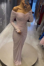 Robe longue drapée élégante avec manches longues et épaule dénudée froncée