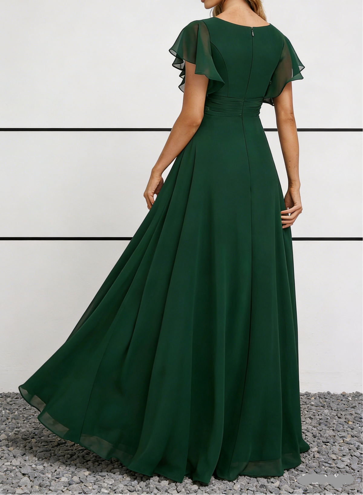 Abito lungo smeraldo in chiffon con scollo a V, maniche svolazzanti e corpetto arricciato