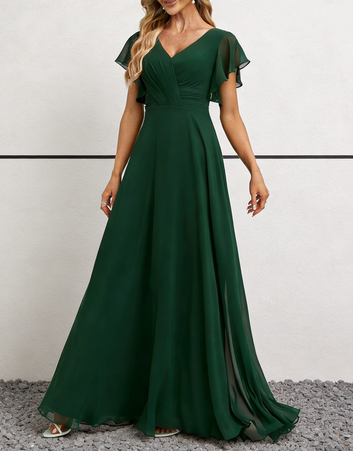 Abito lungo smeraldo in chiffon con scollo a V, maniche svolazzanti e corpetto arricciato