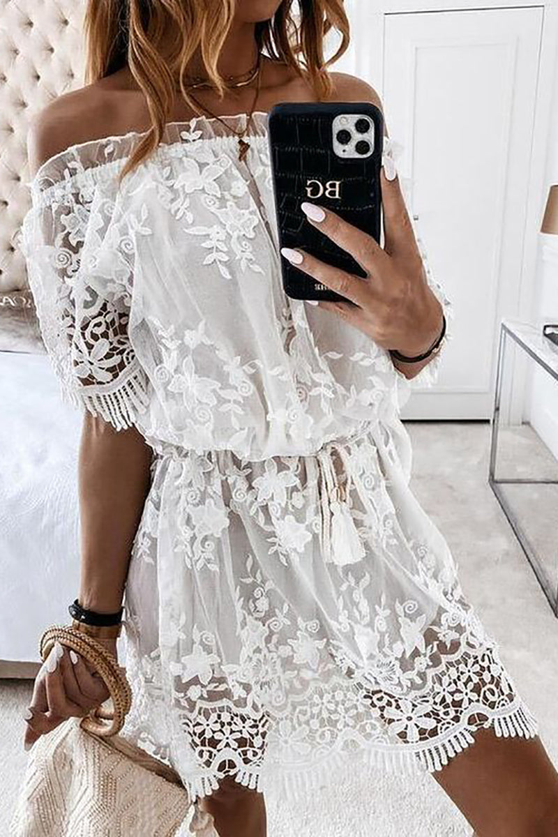 Vestido Curto de Renda com Ombros Descobertos