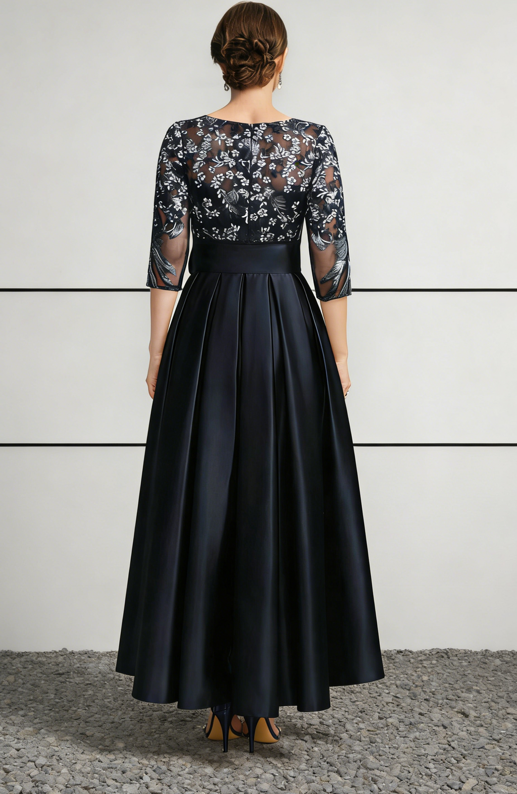 Vestido Midi em Cetim Azul Marinho e Renda com Decote Ilusão e Bainha Assimétrica
