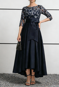 Vestido Midi em Cetim Azul Marinho e Renda com Decote Ilusão e Bainha Assimétrica
