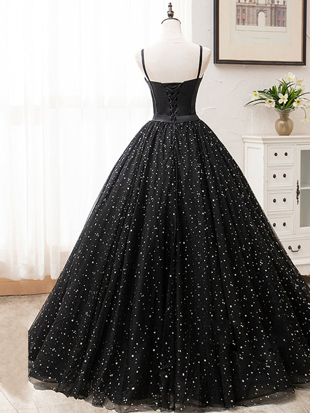Langes schwarzes Ballkleid mit V-Ausschnitt und Glitzer