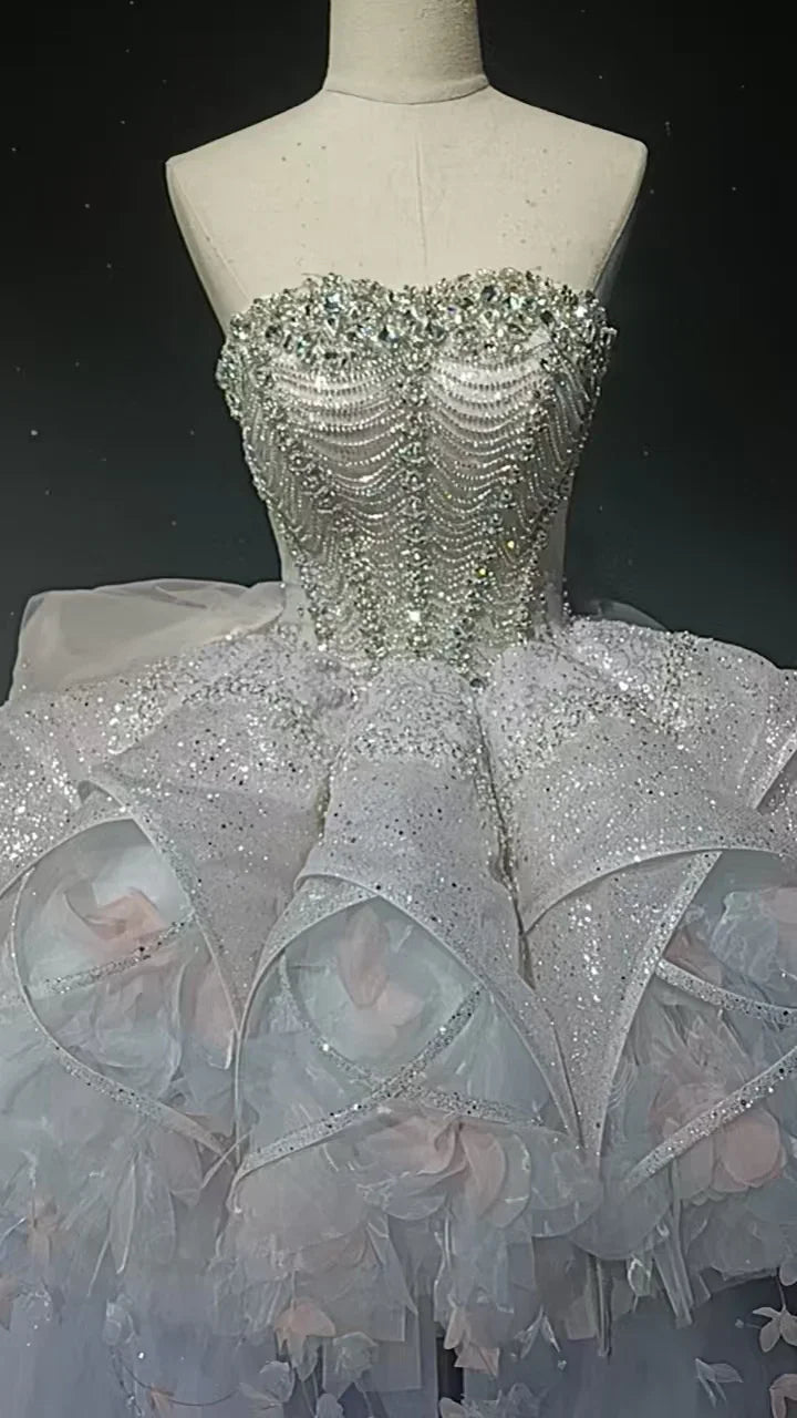Robe bouton de fleur ornée de cristaux et de plumes voilées étoilées