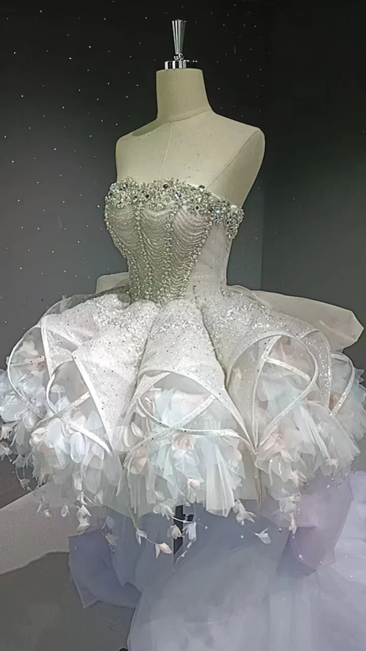 Robe bouton de fleur ornée de cristaux et de plumes voilées étoilées
