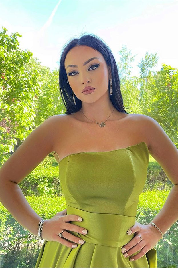 Langes, trägerloses A-Linien-Ballkleid aus Satin mit Schlitz vorne und Taschen