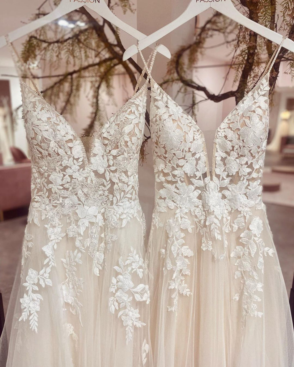 Classic V Neck A Line Tulle Spaghetti Straps Wedding Dress With Appliques Lace