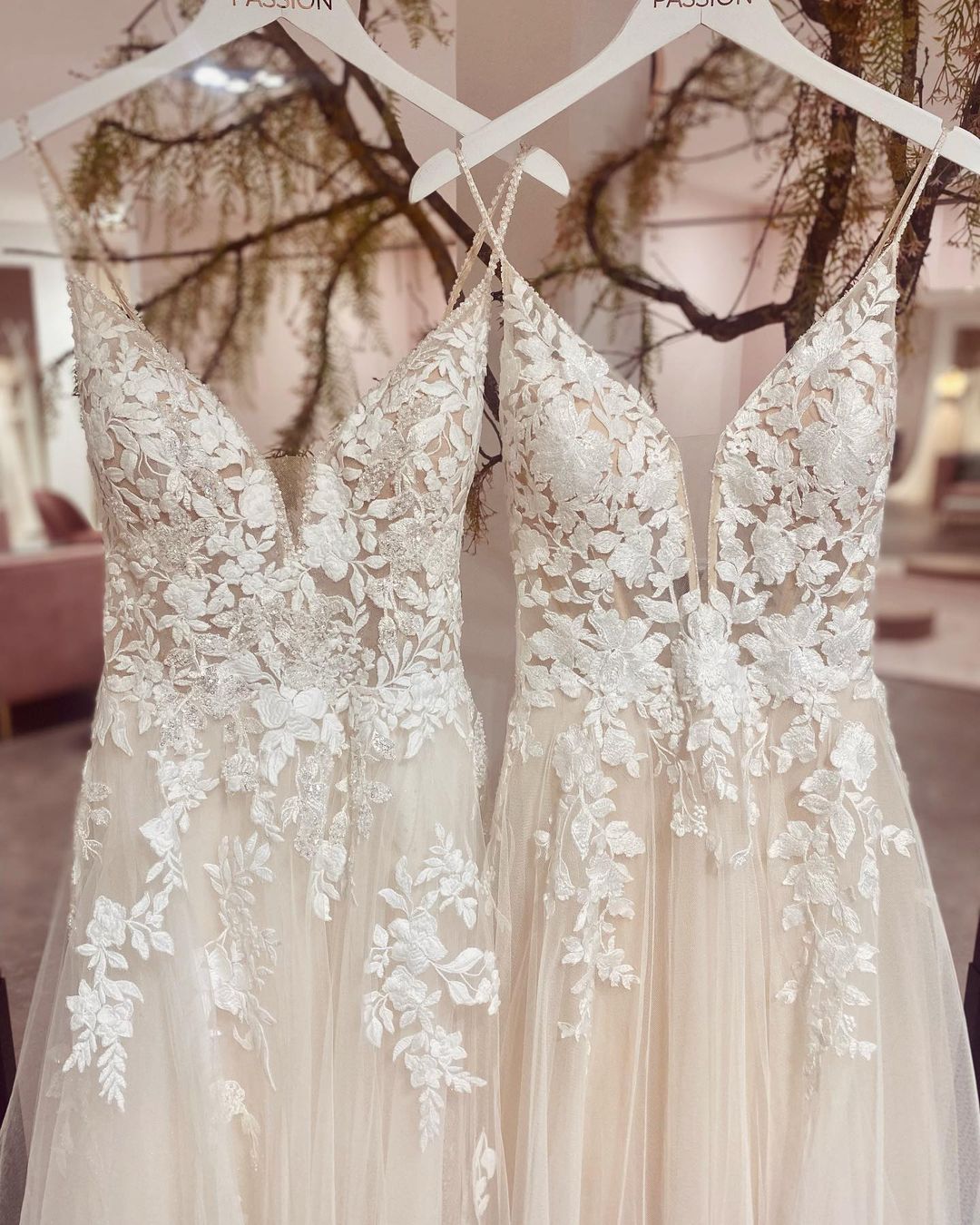 Classic V Neck A Line Tulle Spaghetti Straps Wedding Dress With Appliques Lace