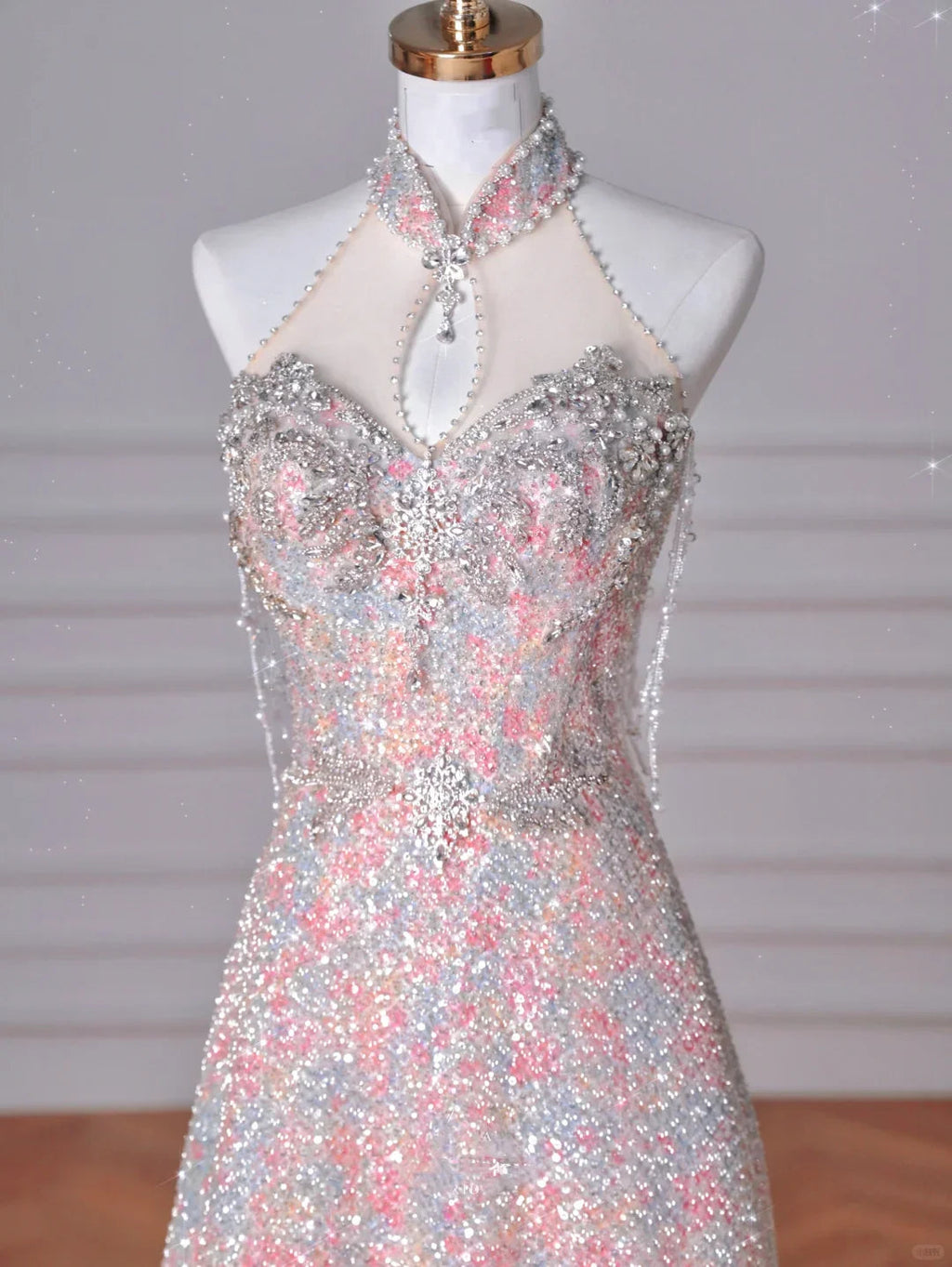 Vestido de Baile Deslumbrante Rosa com Lantejoulas e Contas em Corte A Vestido de Noite Y8637