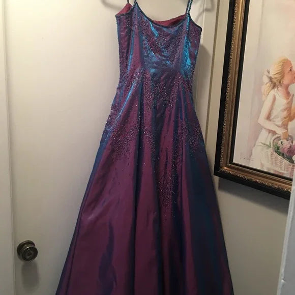 Deslumbrante Vestido de Noite Roxo com Contas, Corte em A, Alças Finas, Vestido de Festa e Baile Y7955