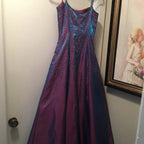 Deslumbrante Vestido de Noite Roxo com Contas, Corte em A, Alças Finas, Vestido de Festa e Baile Y7955