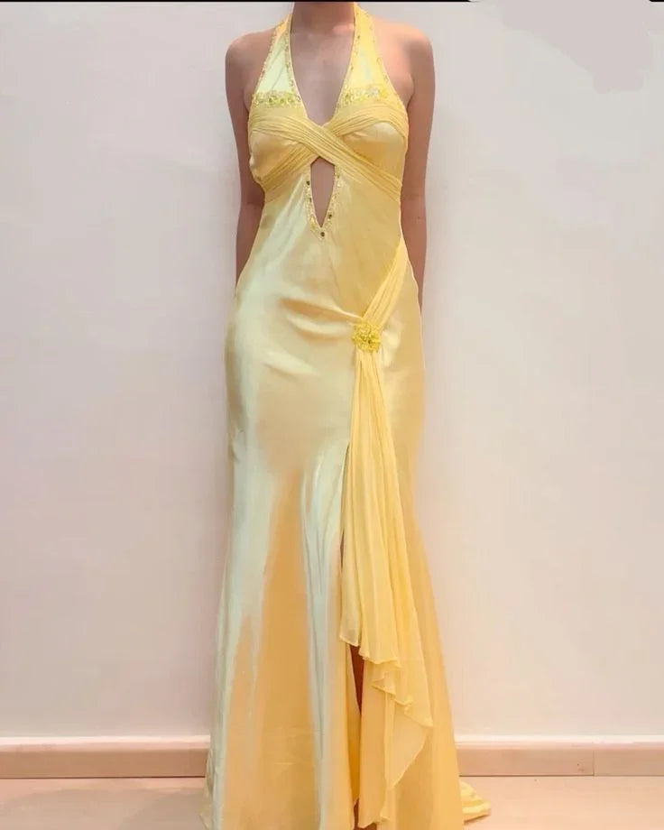 Vestido de Festa Elegante Amarelo em Cetim com Alças, Bordado com Contas, Fenda, Modelo Sereia para Noite Y8426
