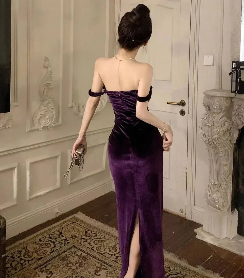 Vestido de Festa Longo Elegante em Veludo Roxo com Ombros Descobertos e Fenda Y8131
