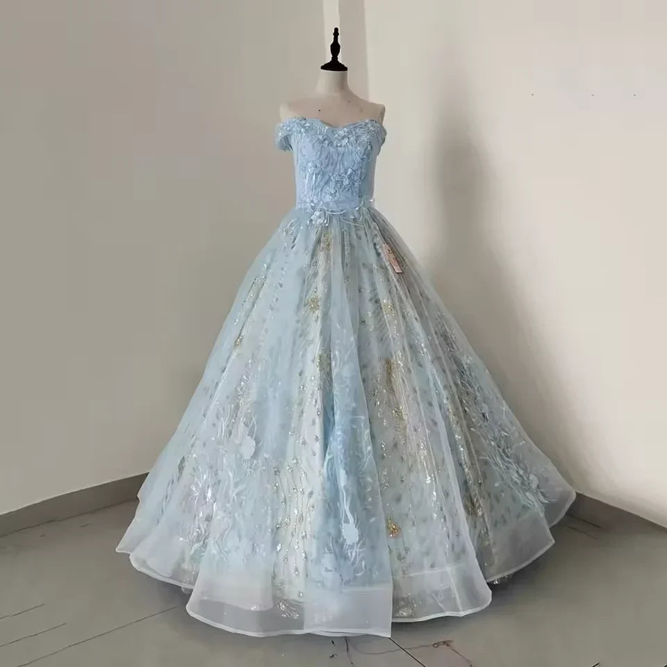 Vestidos Princesa de Tule Azul Claro com Aplicações de Renda e Ombros Descobertos Vestido de Baile Brilhante Y8129