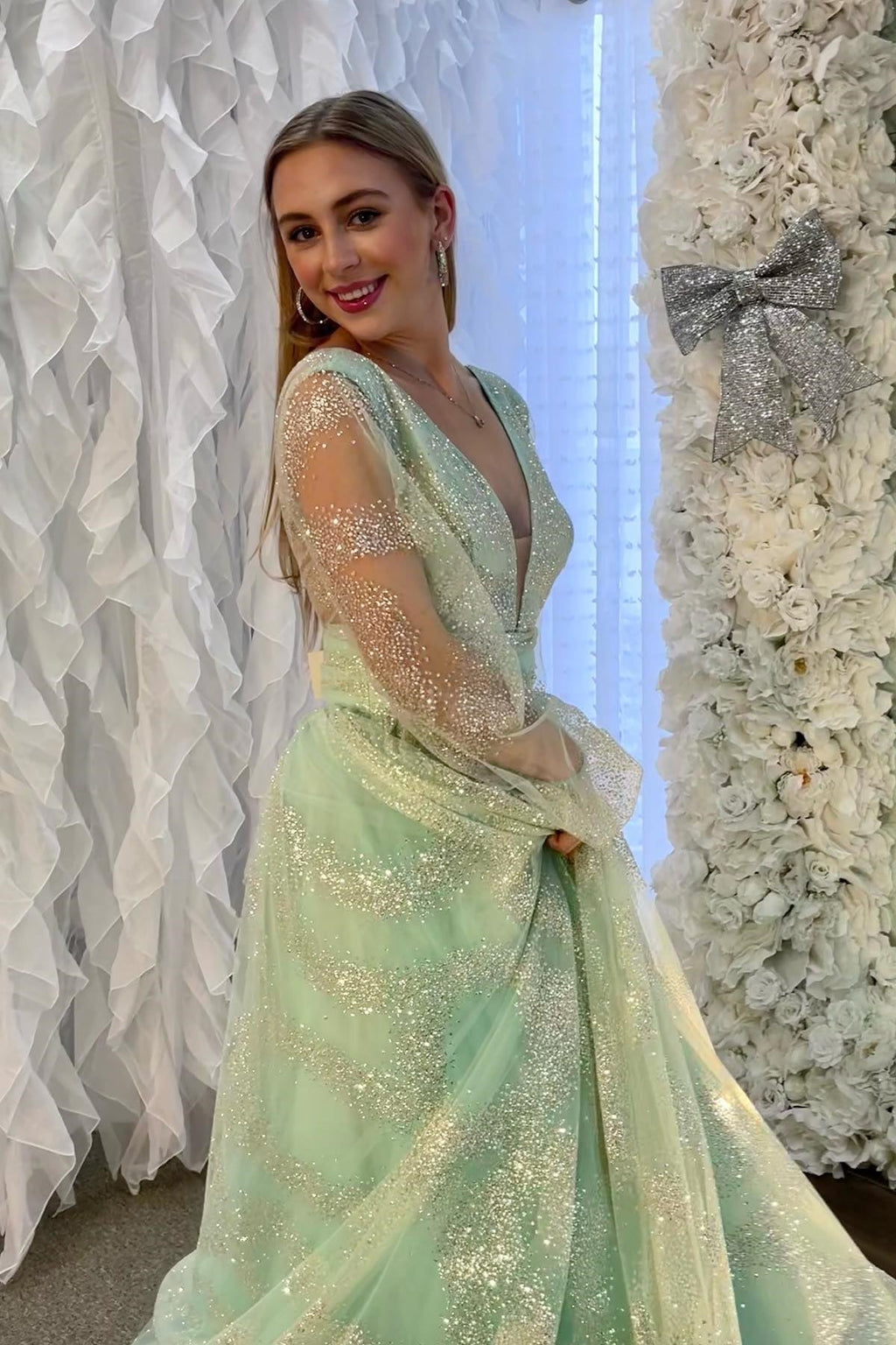 Vestido longo de baile com decote em V profundo, mangas ilusão e bordados de contas