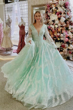 Vestido longo de baile com decote em V profundo, mangas ilusão e bordados de contas