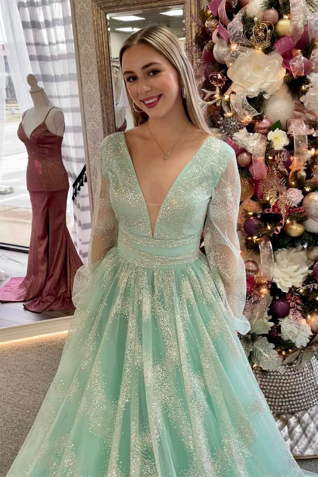 Vestido longo de baile com decote em V profundo, mangas ilusão e bordados de contas