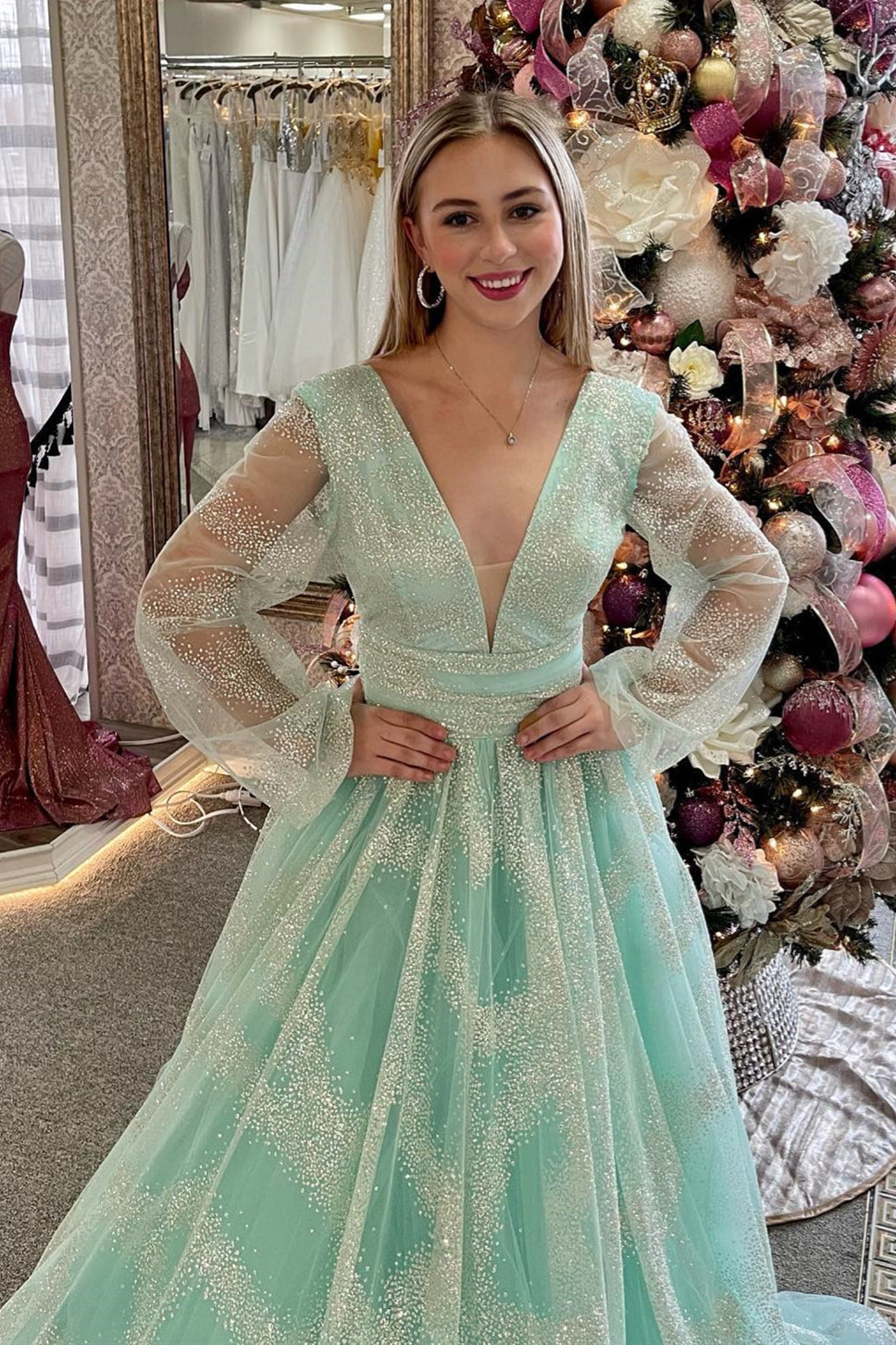 Vestido longo de baile com decote em V profundo, mangas ilusão e bordados de contas