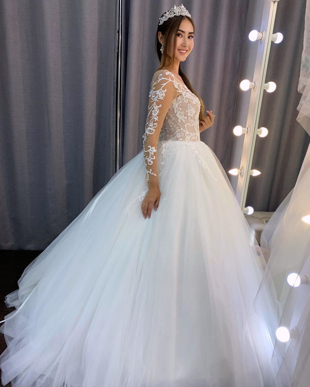 Elegant Long Sleeve A Line Tulle Wedding Dress With Lace