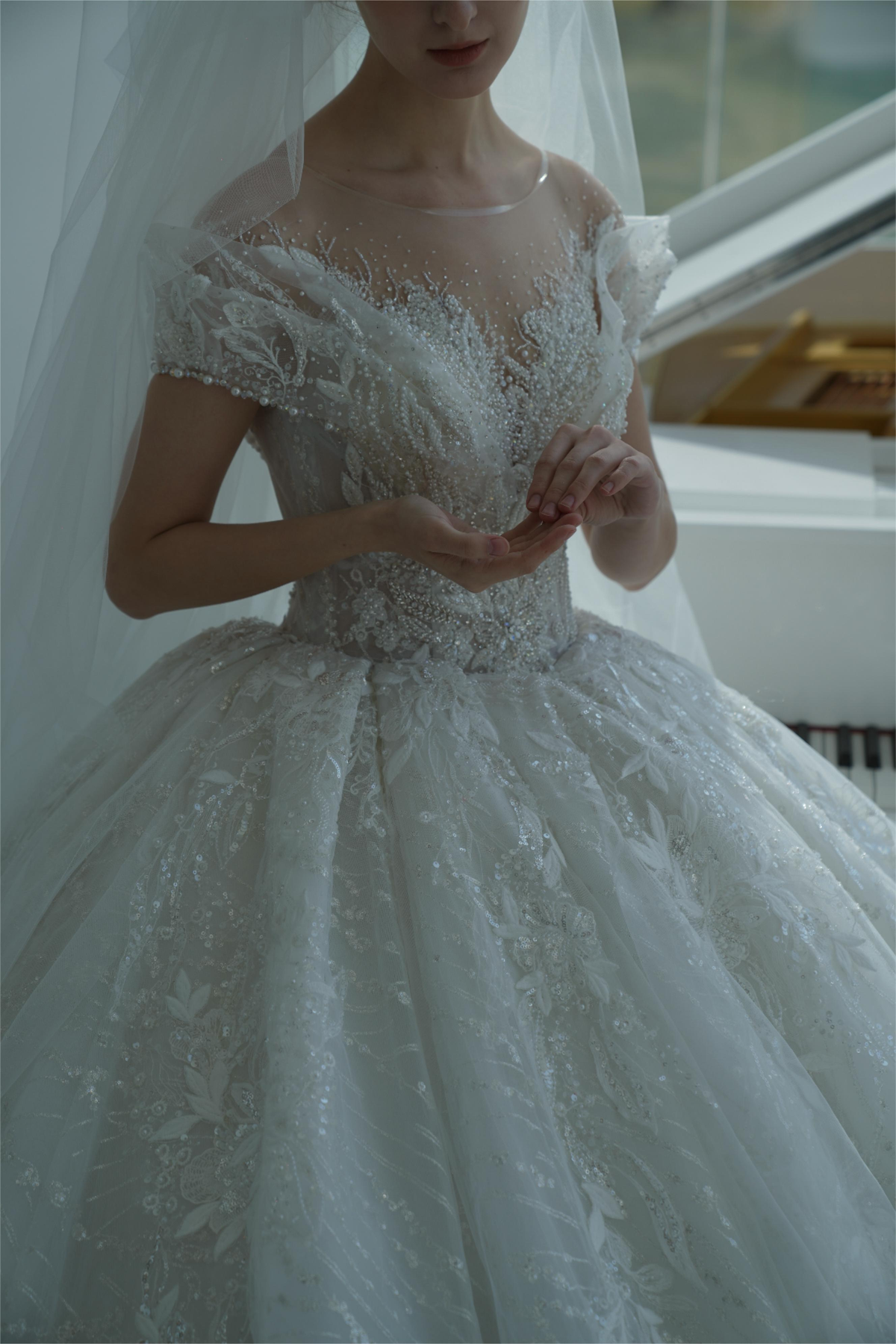 Abito da sposa etereo con pizzo a spalle scoperte, dettagli in cristallo e strascico a cattedrale