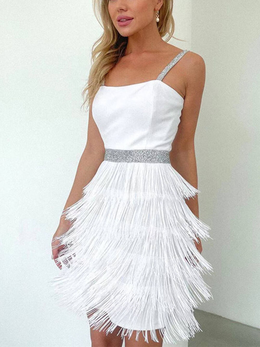 Robe courte à bretelles avec franges style mondaine pour rendez-vous et dîner
