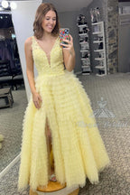 Vestido longo de baile com folhos em camadas e decote em bico com racha