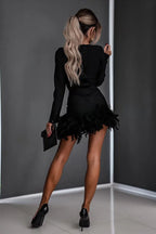 Robe de soirée asymétrique mini à manches longues plume Faites votre entrée