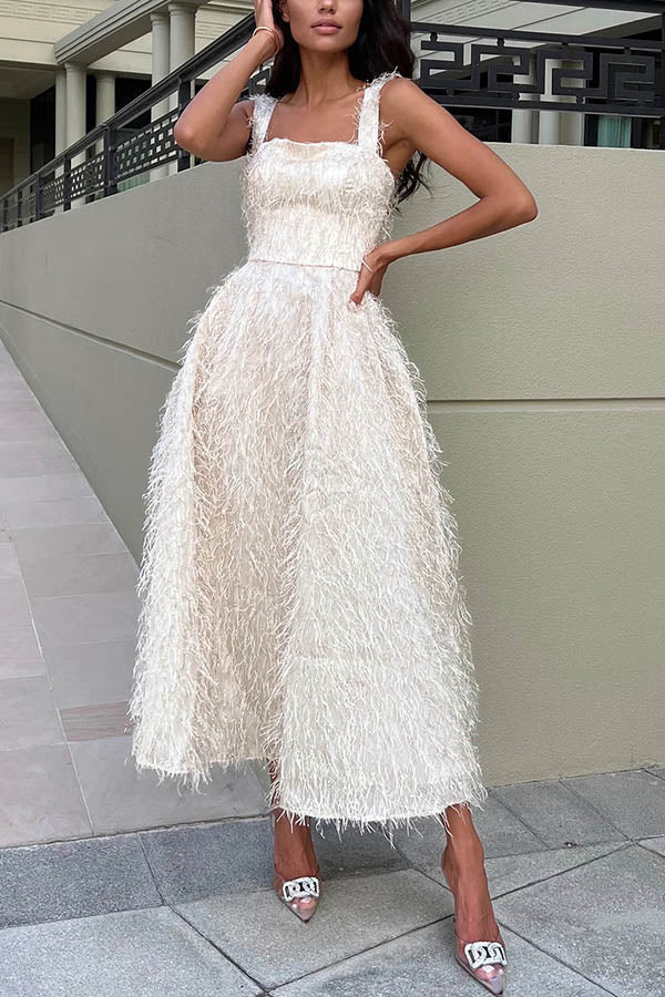 Robe mi-longue à encolure carrée en tissu à franges duveteuses, allure féerique et séduisante