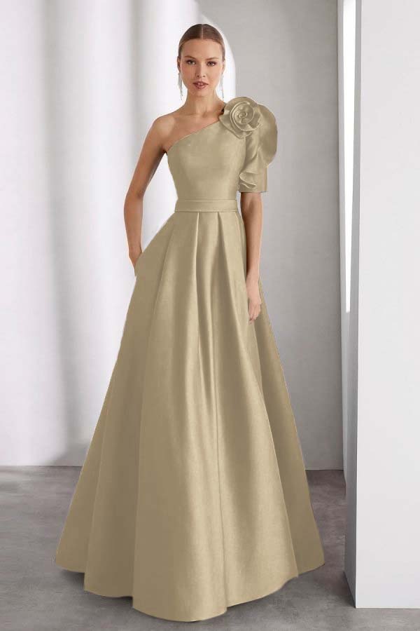 Um vestido de baile longo sem mangas do ombro com cores plissadas do costume dos bolsos