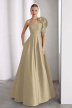 Um vestido de baile longo sem mangas do ombro com cores plissadas do costume dos bolsos