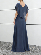 Abito lungo in chiffon blu polveroso con scollo a V, maniche svolazzanti e gonna arricciata