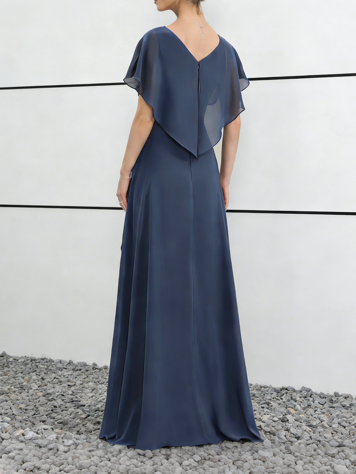 Abito lungo in chiffon blu polveroso con scollo a V, maniche svolazzanti e gonna arricciata