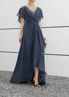 Abito lungo in chiffon blu polveroso con scollo a V, maniche svolazzanti e gonna arricciata