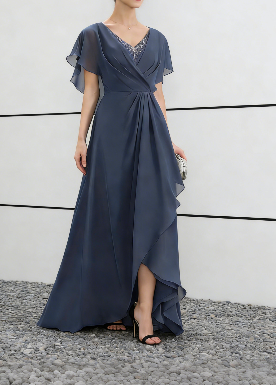 Abito lungo in chiffon blu polveroso con scollo a V, maniche svolazzanti e gonna arricciata