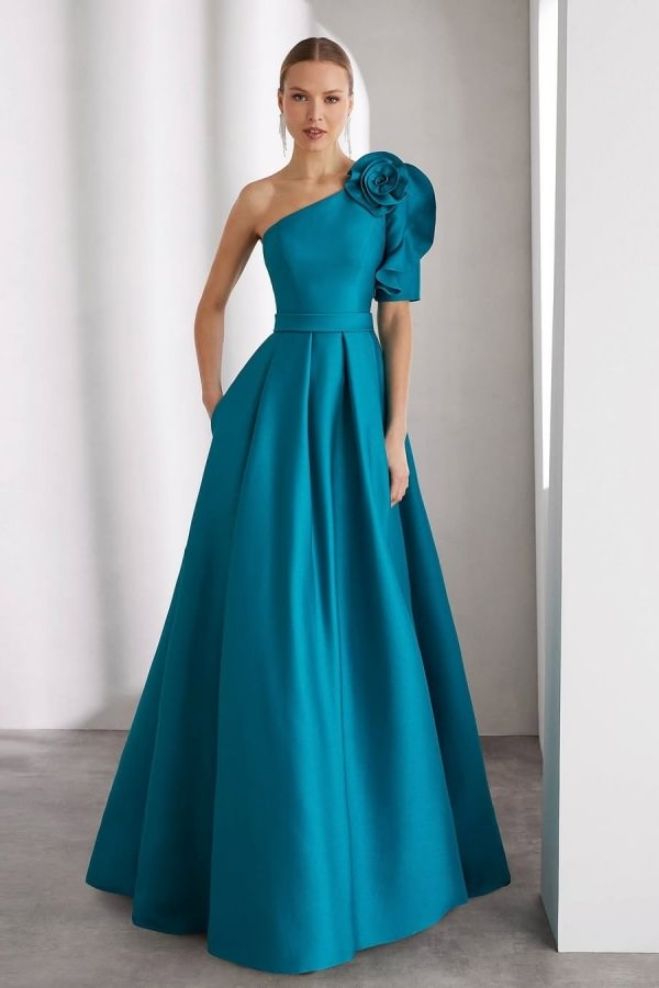 Um vestido de baile longo sem mangas do ombro com cores plissadas do costume dos bolsos