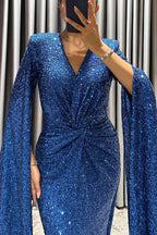 Robe de soirée mi-longue Darling à paillettes avec empiècement en cape, taille croisée et fente