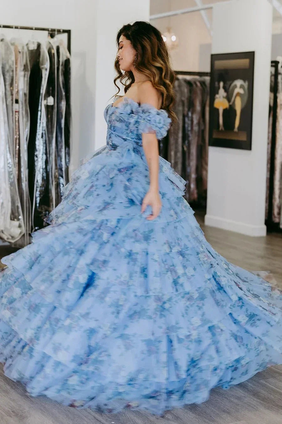 Sigourney | Vestido largo de gala azul con flores, corte en línea A y volantes en capas