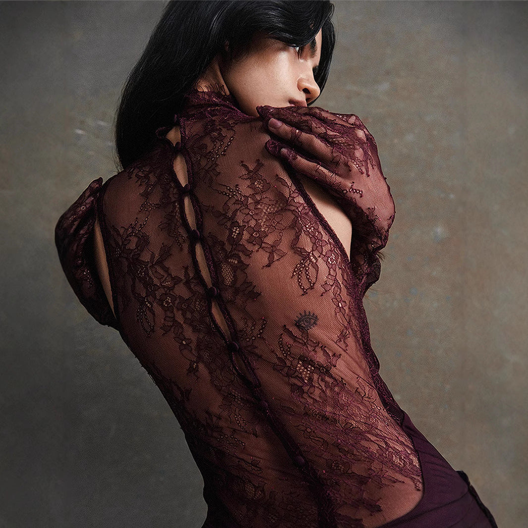 Ballkleid mit tiefem V-Ausschnitt und Spitze und Patchwork 