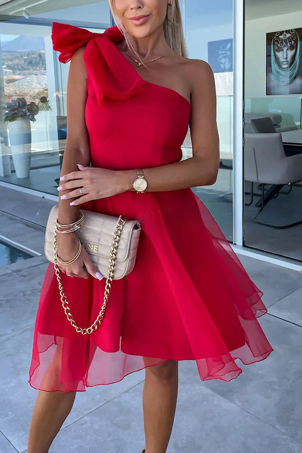 Robe courte à une épaule avec nœud en tulle pour célébrations à vie