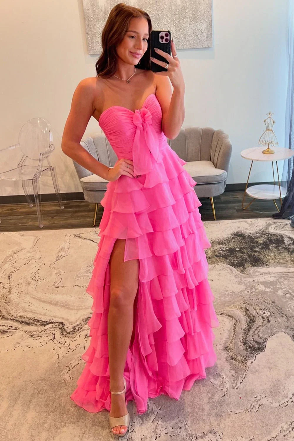 Vestido de baile comprido em chiffon com folhos em camadas e corte evasê, com racha