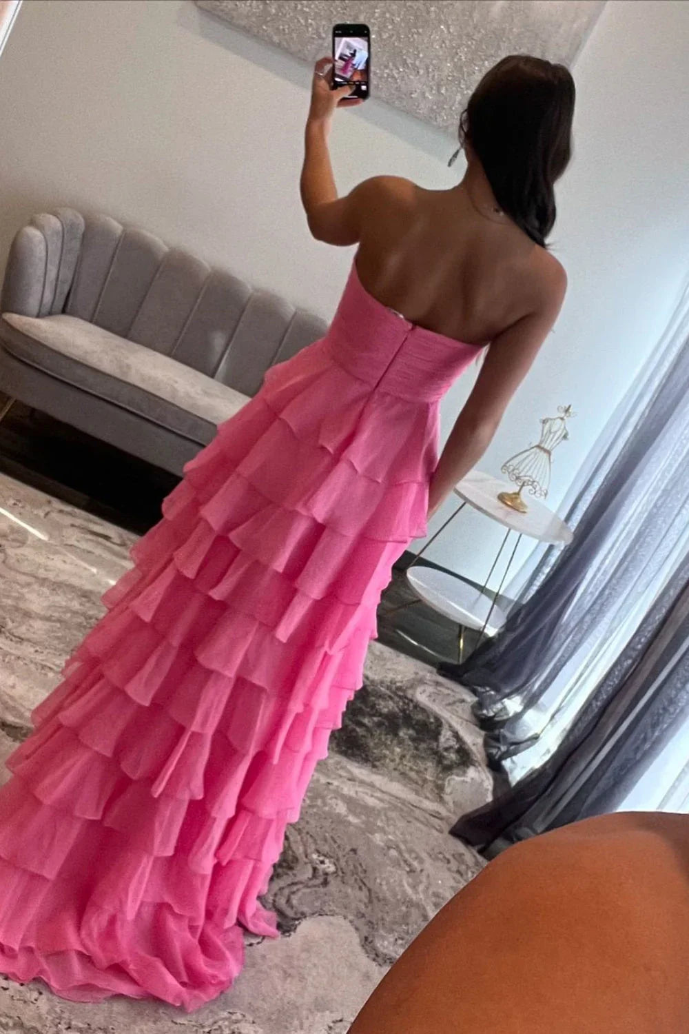 Vestido de baile comprido em chiffon com folhos em camadas e corte evasê, com racha
