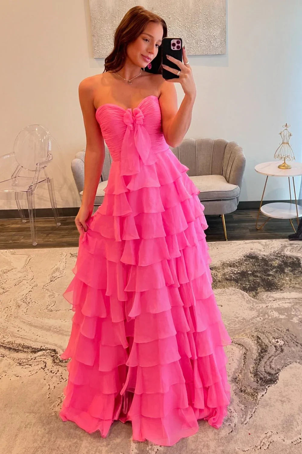 Vestido de baile comprido em chiffon com folhos em camadas e corte evasê, com racha