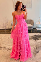 Vestido de baile comprido em chiffon com folhos em camadas e corte evasê, com racha