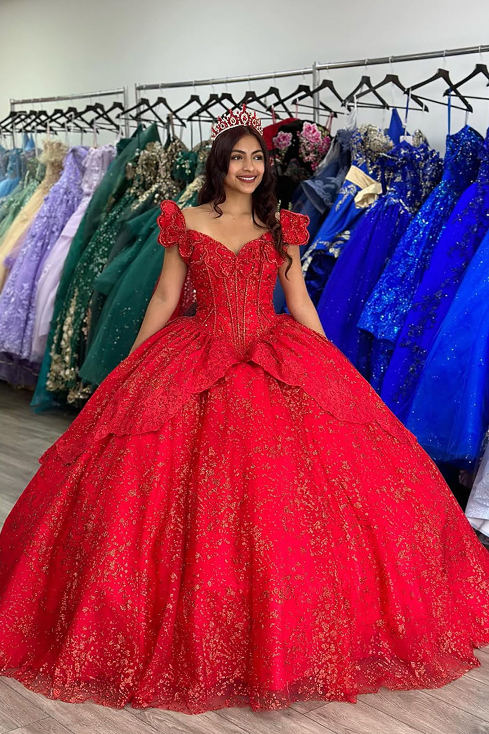 Abito da ballo rosso scintillante con spalle scoperte e applicazioni per Quinceañera