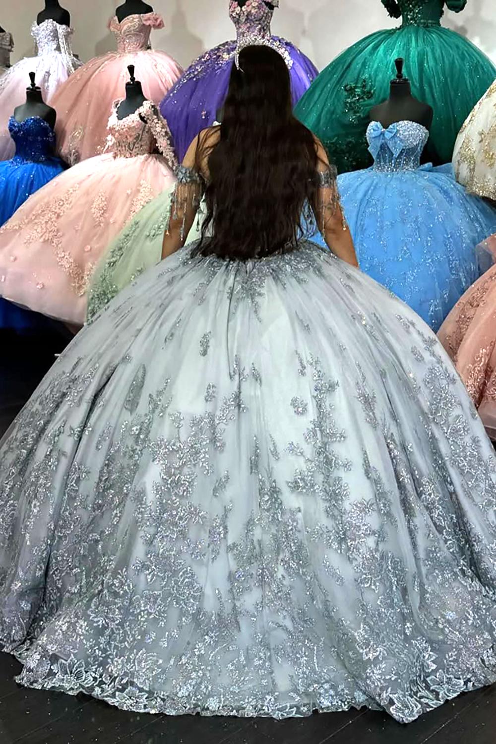 Robe de bal argentée étincelante à épaules dénudées avec appliques de paillettes et franges pour Quinceañera