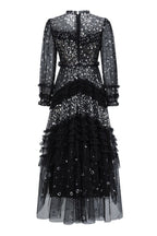 Abito da sera lungo in tulle a balze con collo alto finto, balze a pois e paillettes scintillanti