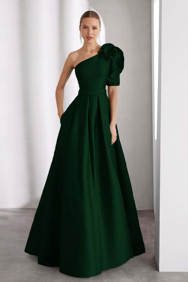 Um vestido de baile longo sem mangas do ombro com cores plissadas do costume dos bolsos