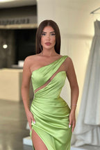 Robe de bal vert clair élégante, asymétrique sans manches avec longue fente