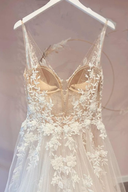 Chic Tulle Spaghetti Straps Sweetheart A Line Wedding Dress With Appliques Lace